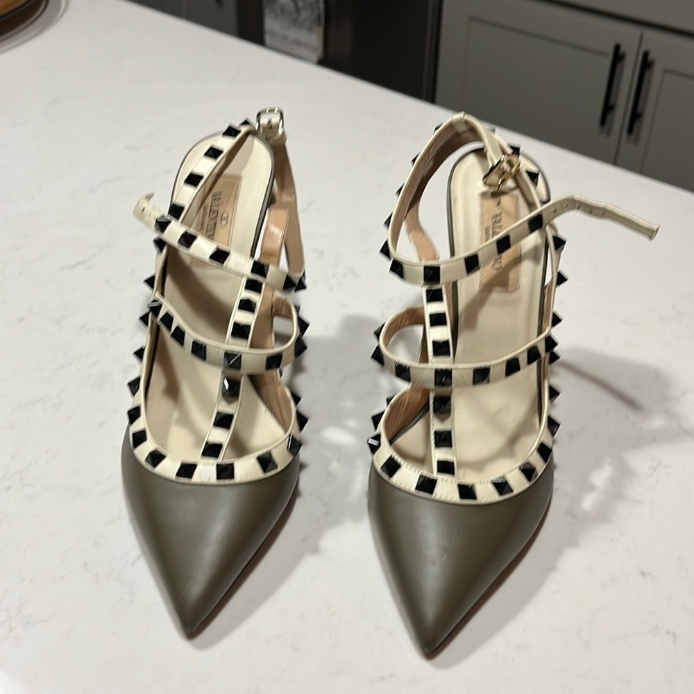 Valentino‘s preowned no dust bag or box size 39